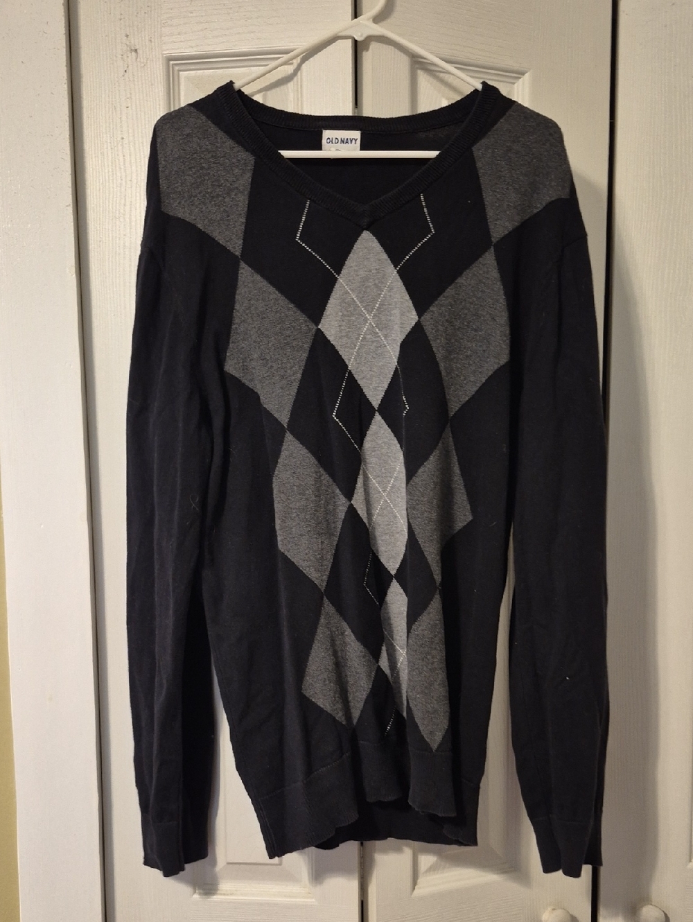 Old Navy Men's Navy and Gray Argyle V-Neck Sweater